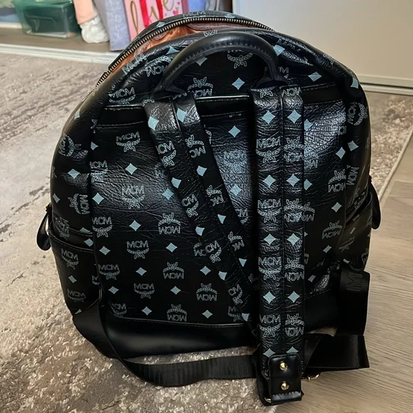 Backpack - Picture 2 of 4